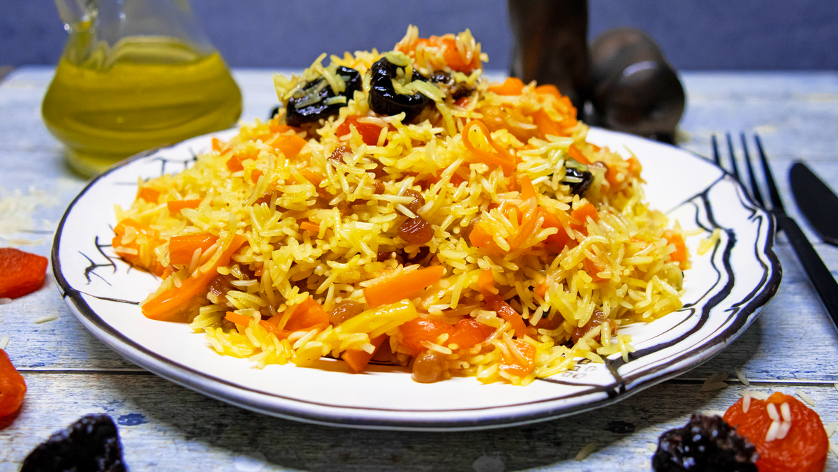Плов с курагой и морковью